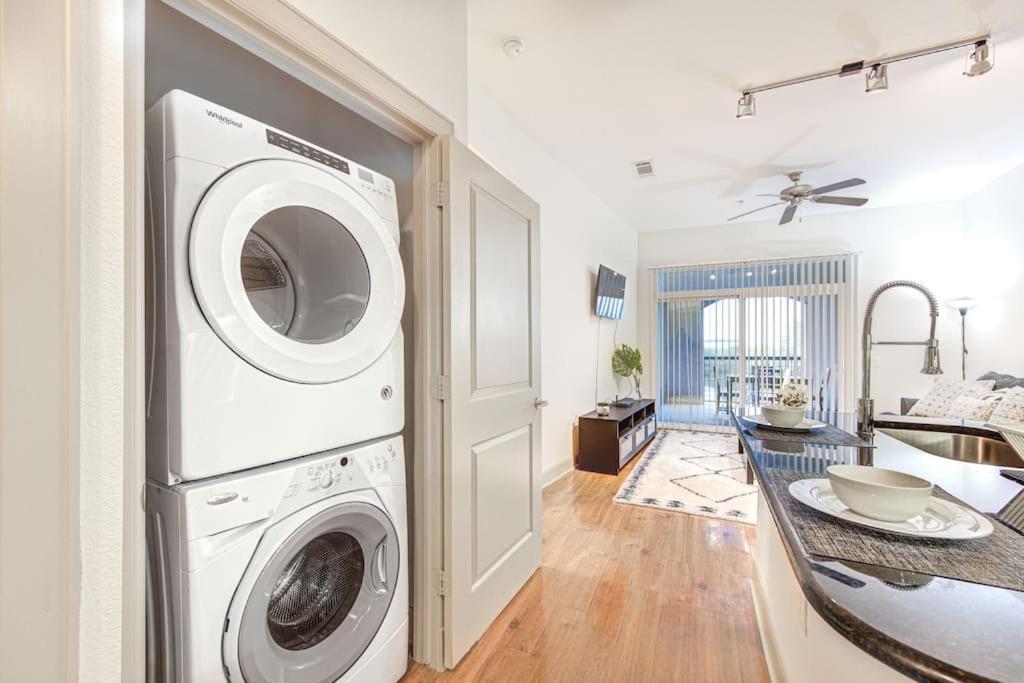 Chic 1Br Near Nrg With Pool Wifi Freeparking Lägenhet Houston Exteriör bild