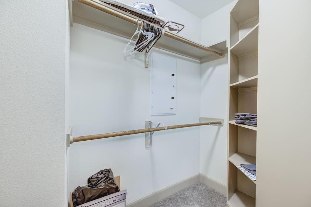 Chic 1Br Near Nrg With Pool Wifi Freeparking Lägenhet Houston Exteriör bild