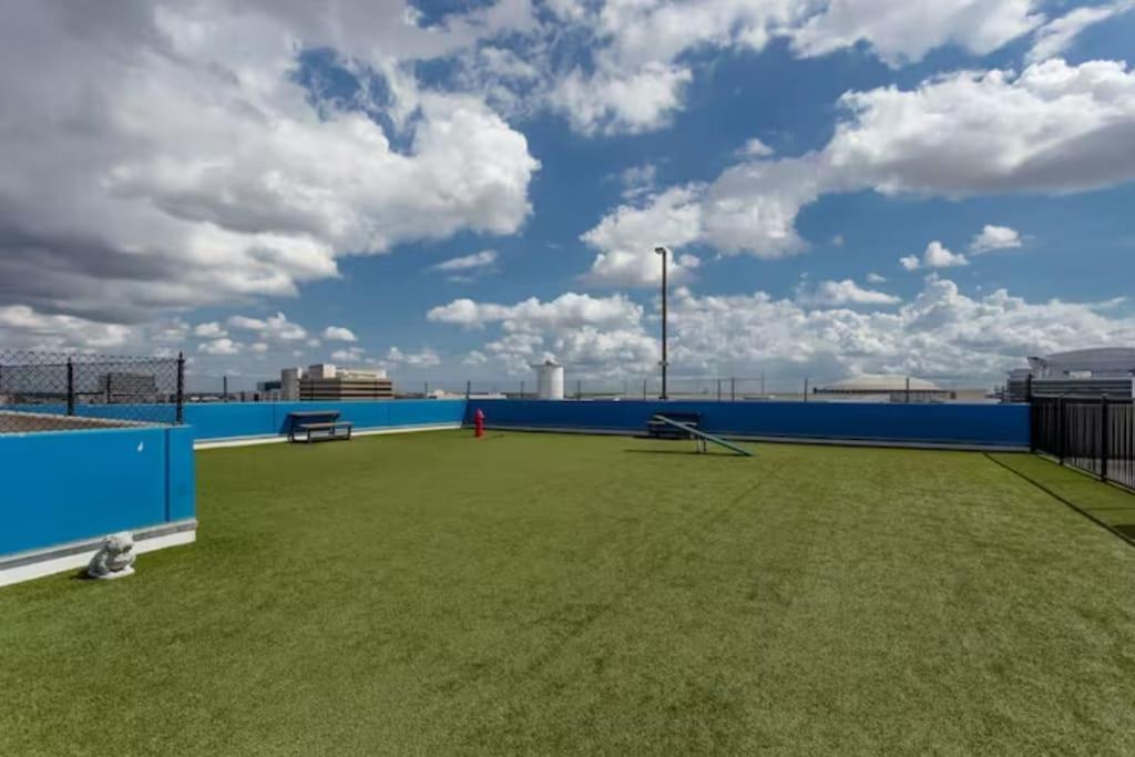 Chic 1Br Near Nrg With Pool Wifi Freeparking Lägenhet Houston Exteriör bild