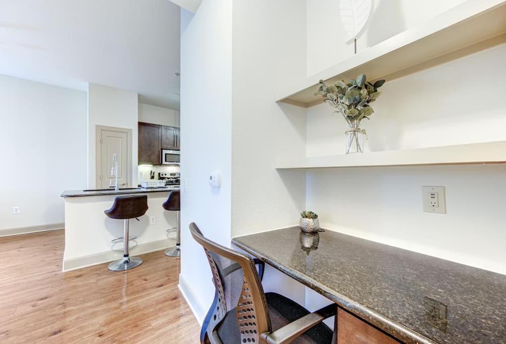 Chic 1Br Near Nrg With Pool Wifi Freeparking Lägenhet Houston Exteriör bild