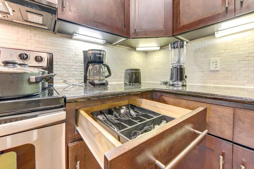 Chic 1Br Near Nrg With Pool Wifi Freeparking Lägenhet Houston Exteriör bild