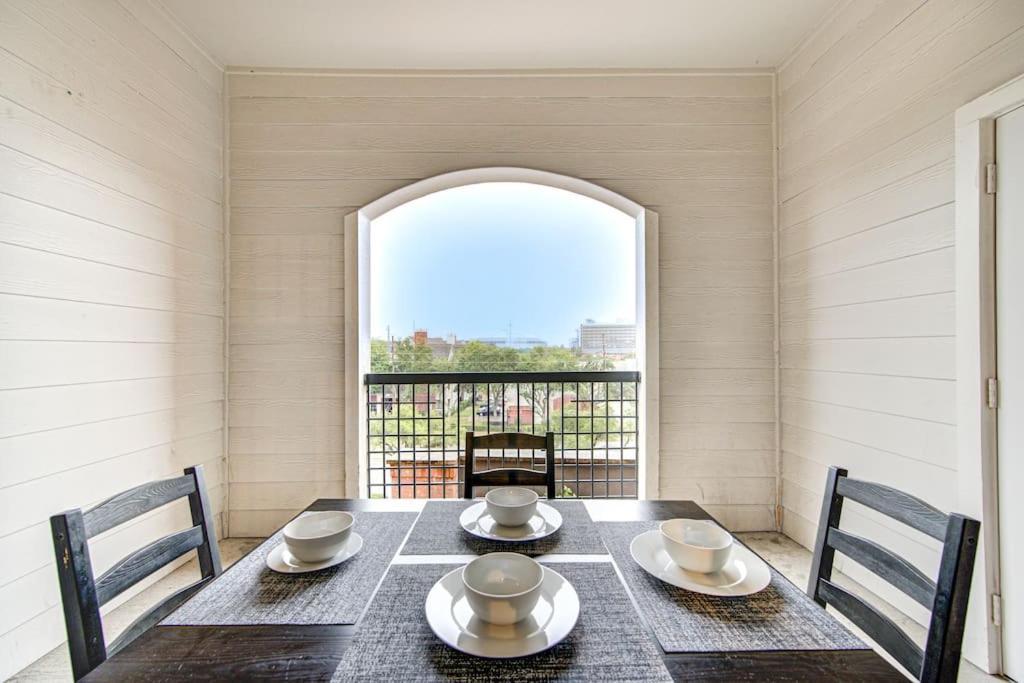 Chic 1Br Near Nrg With Pool Wifi Freeparking Lägenhet Houston Exteriör bild